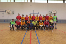 Foto conjunta C.D. Amigos del Cibles y Equipo Femenino de Hockey Patines - INEF Galicia (Foto cedida por La Opinión A Coruña)